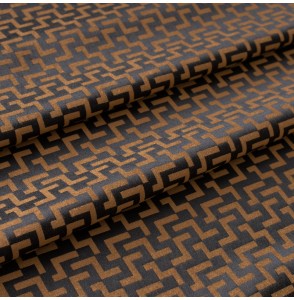 Jacquard-stof-met-geometrisch-motief-oker-en-zwart