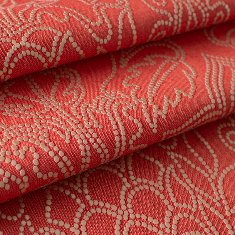 Rood-linnen-meubelstof-met-gouden-reliëfprint
