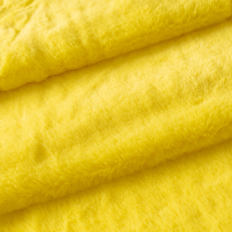 Tissu-fourrure-poil-court-jaune-clair