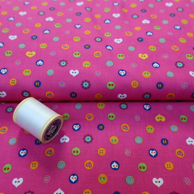 Coupon-5m-tissu-coton--boutons-et-cœurs-sur-fond-rose