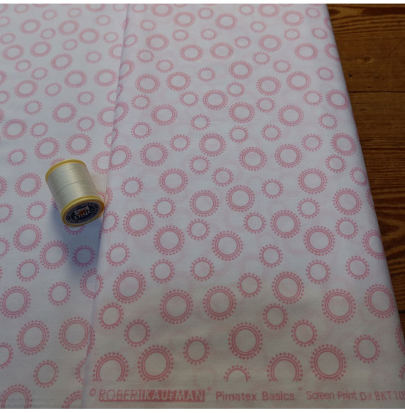 Coupon-1m50-stof-katoen-made-in-the-U.S.A.-roze-cirkels-op-roze-achtergrond