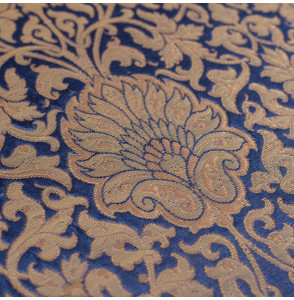 Stof-brokaat-90cm-blauw-en-goud-
met-bloemen
