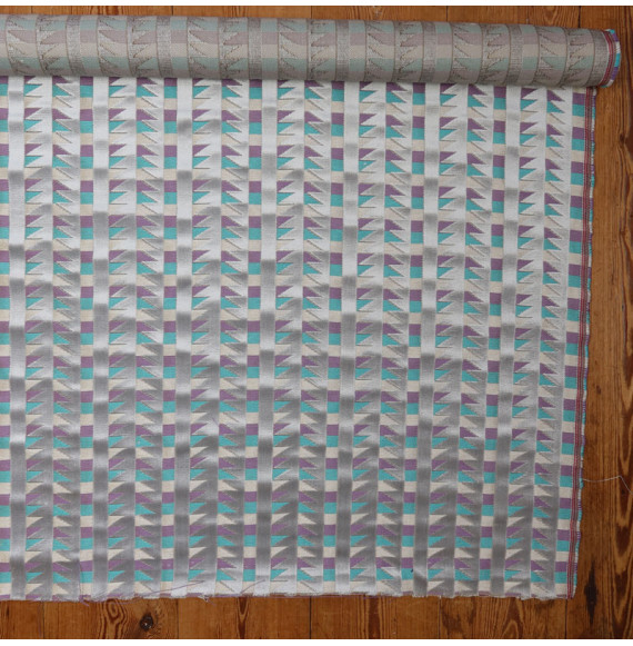 COUPON-1M40-FLUWEEL-VOOR-ZETELBEKLEDING-MET-DRIEHOEKEN-EN-VIERKANTEN-OP-EEN-GRIJZE-ACHTERGROND