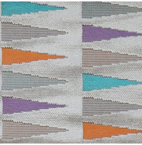 COUPON-130CM-FLUWEEL-VOOR-ZETELBEKLEDING-MET-BLAUWE-EN-PAARSE-DRIEHOEKEN-OP-EEN-GRIJZE-ACHTERGROND