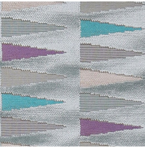 COUPON-60CM-FLUWEEL-VOOR-ZETELBEKLEDING-MET-BLAUWE-EN-PAARSE-DRIEHOEKEN-OP-EEN-LICHTE-BLAUW-ACHTERGROND