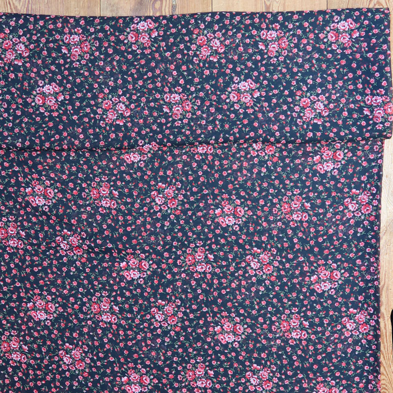 Coupon-voile-2M80-roses-sur-fond-noir