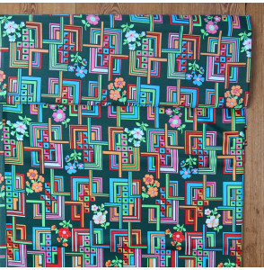 Coupon-polyester-3M60-satiné-motif-floral-et-géométrique-sur-fond-vert