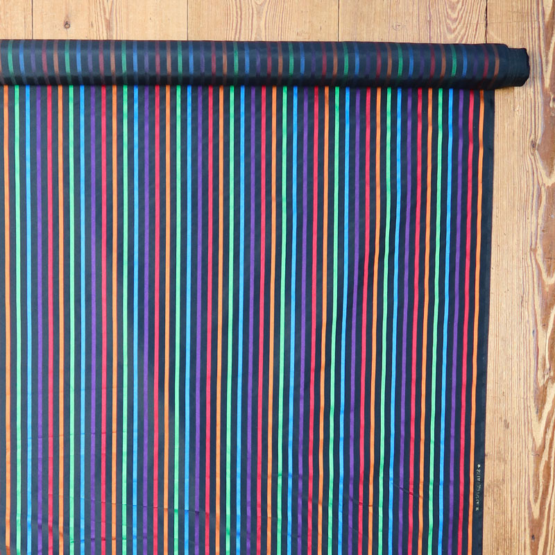 Coupon-soie-3M80--lignes-multicolores-sur-fond-noir