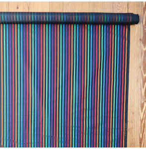 Coupon-soie-3M80--lignes-multicolores-sur-fond-noir