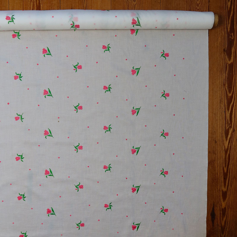 Coupon-geborduurd-katoen-(licht-vervaagde-rand)-1M90--roze-en-groene-bloemen