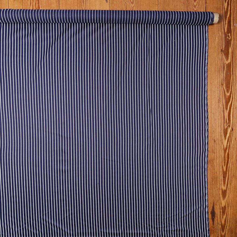 Coupon-katoenen-jersey-2M10-vintage-witte-strepen-op-een-blauwe-achtergrond