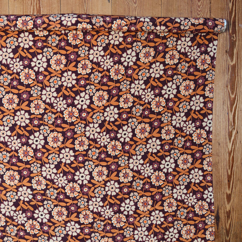 Coupon-soie-4M50-haut-de-gamme-floral-beige-et-orange-sur-fond-brun