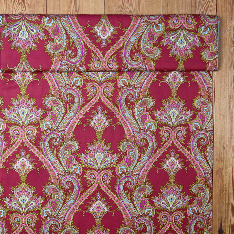 Coupon-katoen-3M-Made-in-Italy-gele-en-roze-indianenmotieven-op-een-bordeauxrode-achtergrond