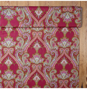 Coupon-katoen-3M-Made-in-Italy-gele-en-roze-indianenmotieven-op-een-bordeauxrode-achtergrond