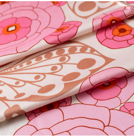 Vintage-meubelstof-grote-oudroze-vlinders-en-roze-bloemen