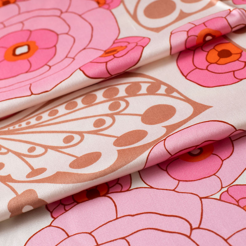 Vintage-meubelstof-grote-oudroze-vlinders-en-roze-bloemen