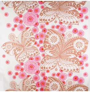 Vintage-meubelstof-grote-oudroze-vlinders-en-roze-bloemen