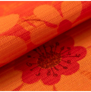 Vintage-meubelstof-jaren-70-oranje-bloemen-op-een-oranje-achtergrond