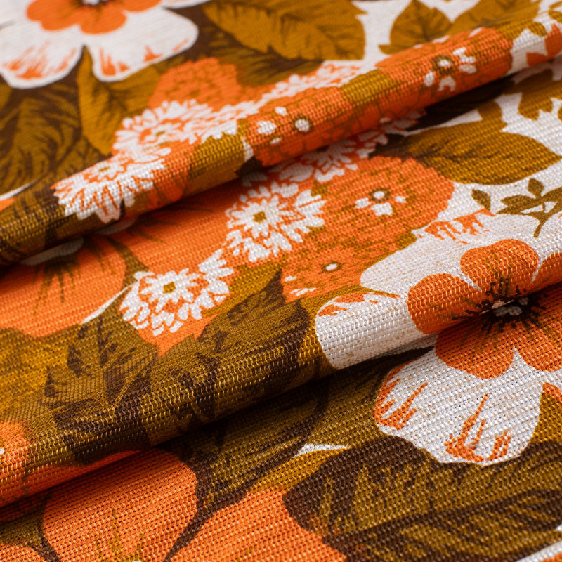 Tissu-d'ameublement-vintage-fleurs-oranges-et-blanches-avec-végétation-verte