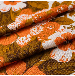 Tissu-d'ameublement-vintage-fleurs-oranges-et-blanches-avec-végétation-verte