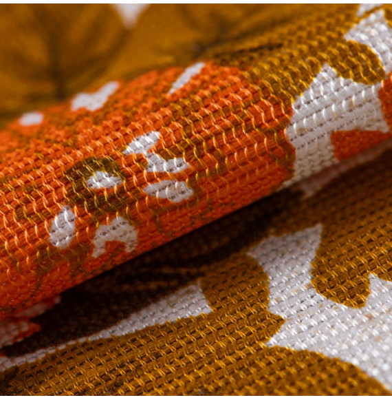 Tissu-d'ameublement-vintage-fleurs-oranges-et-blanches-avec-végétation-verte