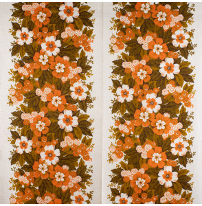 Tissu-d'ameublement-vintage-fleurs-oranges-et-blanches-avec-végétation-verte