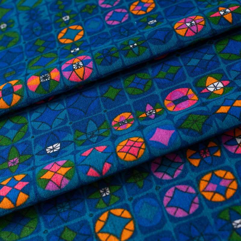 Tissu-d'ameublement-vintage-motifs-variés-roses-et-oranges