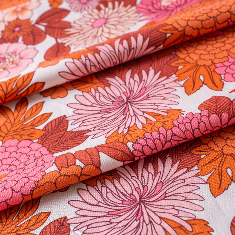 Tissu-d'ameublement-vintage-fleurs-roses-et-oranges-sur-fond-blanc