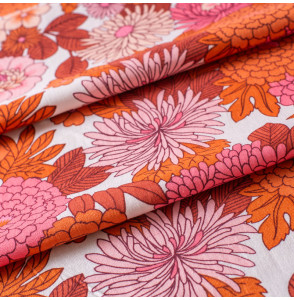 Tissu-d'ameublement-vintage-fleurs-roses-et-oranges-sur-fond-blanc