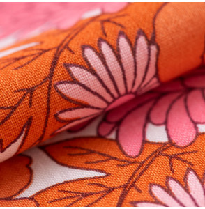 Tissu-d'ameublement-vintage-fleurs-roses-et-oranges-sur-fond-blanc