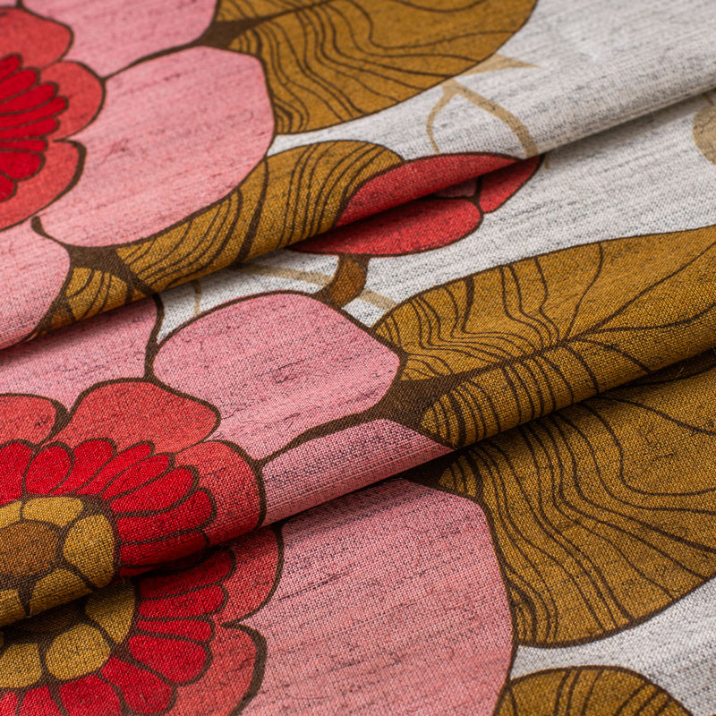 Vintage-meubelstof-roze-en-rode-bloemen-op-een-grijze-achtergrond