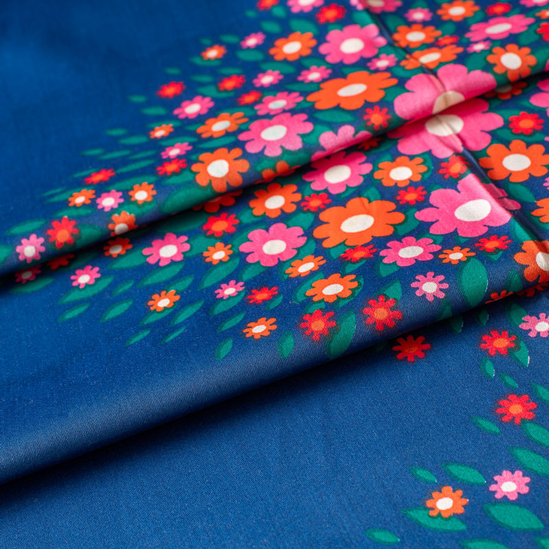 Tissu-d'ameublement-vintage-fleurs-roses-et-oranges-sur-fond-bleu