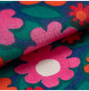 Vintage-meubelstof-roze-en-oranje-bloemen-op-een-blauwe-achtergrond