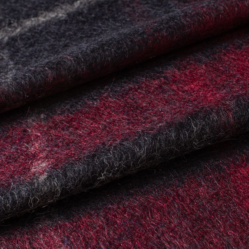 TISSU-EN-LAINE-ET-MOHAIR-MADE-IN-ITALY-GRAND-TARTAN-ROUGE-ET-GRIS-SUR-FOND-NOIR