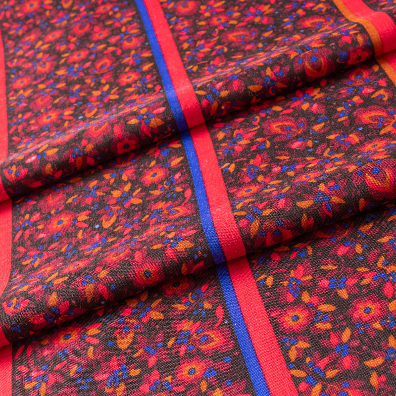 TISSU-LAINE-FINE-ET-DOUCE-DE-LA-MAISON-ABRAHAM-FEUILLAGE-BORDEAUX-ET-ROUGE-SUR-FOND-LIGNÉ