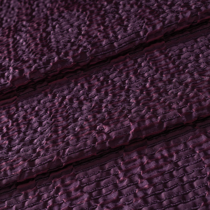TISSU-GAUFRÉ-MADE-IN-ITALY--LIGNÉ-MAUVE-ET-NOIR