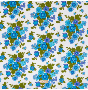 VINTAGE-BADSTOF--AUTHENTIEK-UIT-DE-JAREN-60-EN-70-BLAUWE-BLOEMEN-OP-EEN-WITTE-ACHTERGROND