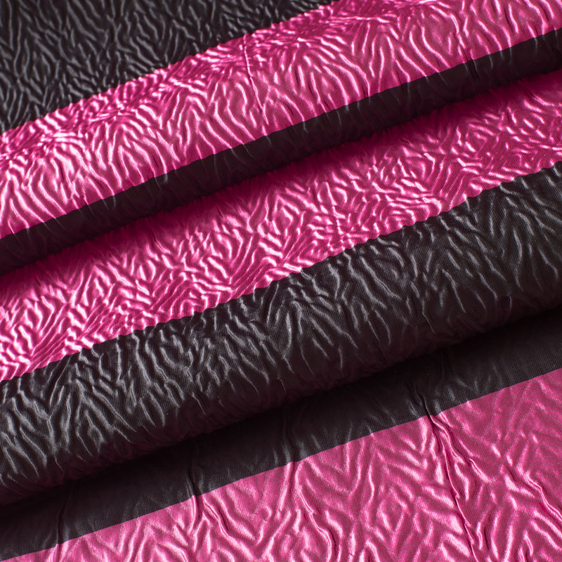 TISSU-GAUFRÉ-LIGNÉ-FUSCHIA-ET-NOIR