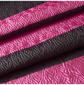 TISSU-GAUFRÉ-LIGNÉ-FUSCHIA-ET-NOIR