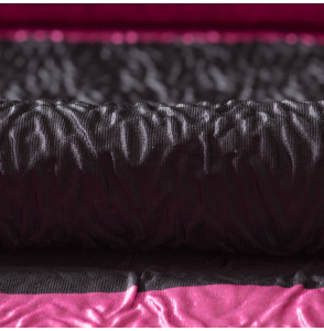 TISSU-GAUFRÉ-LIGNÉ-FUSCHIA-ET-NOIR