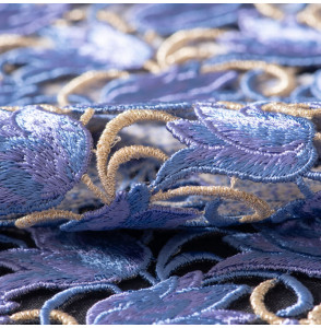 TISSU-GUIPURE-MAUVE-ET-DORÉ