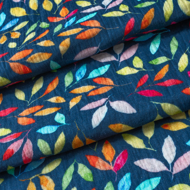 Tissu-double-gaze-imprimé-feuillage-multicolore-sur-fond-bleu-marine