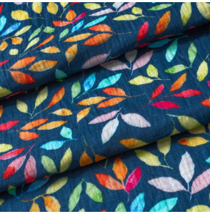 Tissu-double-gaze-imprimé-feuillage-multicolore-sur-fond-bleu-marine
