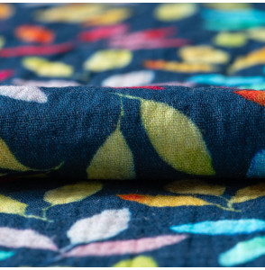 Tissu-double-gaze-imprimé-feuillage-multicolore-sur-fond-bleu-marine