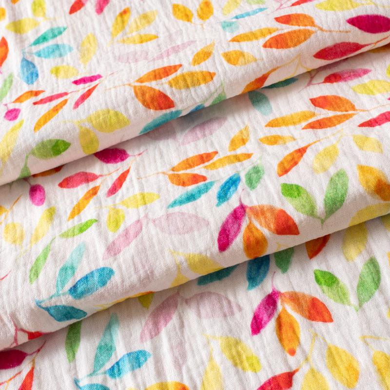 Tissu-double-gaze-imprimé-feuillage-multicolore-sur-fond-blanc