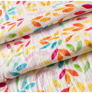 Tissu-double-gaze-imprimé-feuillage-multicolore-sur-fond-blanc