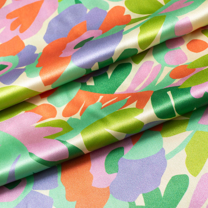 Tissu-satin-de-soie-fleuri-vert