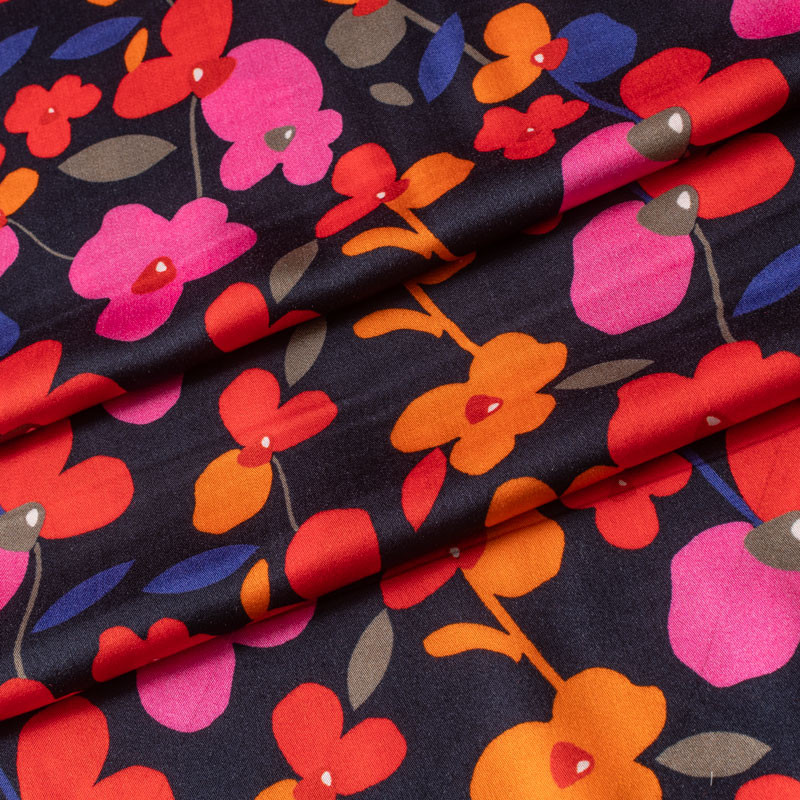 Tissu-twill-viscose-fleuri-sur-fond-noir