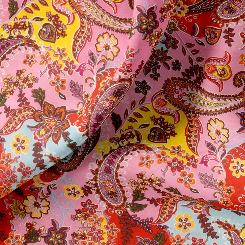Tissu-velourss-côtelé-rose-motif-cachemire