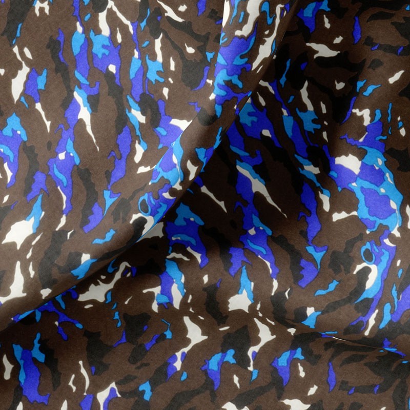 Tissu-crèpe-de-soie-imprimée-camouflage-bleu